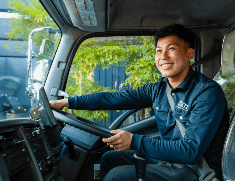 トラックを運転する社員